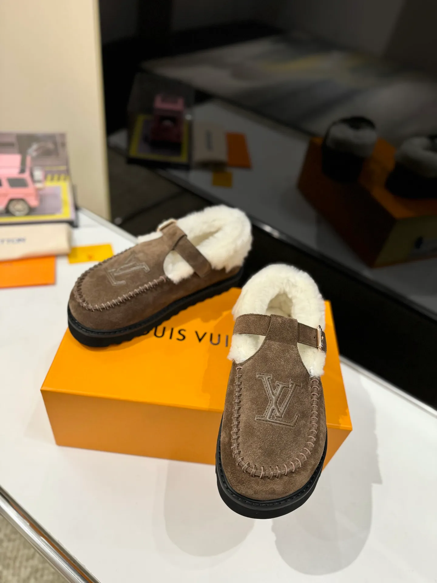 👟👟Ex-factory price 560👟👟 Louis Vuitton lv louis vuott…on fw24 new arrival～The latest furry slippers for autumn and winter🏂🏂 This pair of furry slippers is also very good-looking! The leather ones are very high-end! ! !Paired with denim shorts in autumn and winter, it’s perfect! Put it on and you will instantly have your ideal height! 😍 A favorite style, with fashion elements, the appearance of the upper is full of nobility. Wearing it can always show off the fashionable charm of women. It is fashionable but not too showy. The high-end beef tendon on the upper and the Lvjia letter buckle are so beautiful. ✅Upper: imported high-end frosted/cow leather ✅Outsole: original outsole ✅Inner lining: imported real wool ✅Size: 35-42 (41.42 customized, non-returnable) ✅Packaging: full set of original drawer box